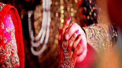 ১) তুমি আমাকে কেন ভালোবাসো? এই প্রশ্নটা সাধারণত কেউই করেন না। কিন্তু এটাই সবচাইতে জরুরি প্রশ্ন। কেন ভালোবাসেন তিনি আপনাকে? প্রথম জবাব যদি হয়- ‘তুমি অনেক সুন্দর’… তাহলে দ্বিতীয়বার ভাবুন। একজন মানুষ অনেক সুন্দর বলে তাকে ভালোবাসা আর যাই হোক সততার পর্যায়ে পড়ে না। তাহলে সময়ের সঙ্গে সৌন্দর্য চলে গেলে ভালোবাসাও ফুরিয়ে যাবে। ১) তুমি আমাকে কেন ভালোবাসো? এই প্রশ্নটা সাধারণত কেউই করেন না। কিন্তু এটাই সবচাইতে জরুরি প্রশ্ন। কেন ভালোবাসেন তিনি আপনাকে? প্রথম জবাব যদি হয়- ‘তুমি অনেক সুন্দর’… তাহলে দ্বিতীয়বার ভাবুন। একজন মানুষ অনেক সুন্দর বলে তাকে ভালোবাসা আর যাই হোক সততার পর্যায়ে পড়ে না। তাহলে সময়ের সঙ্গে সৌন্দর্য চলে গেলে ভালোবাসাও ফুরিয়ে যাবে।