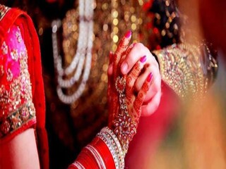 ১) তুমি আমাকে কেন ভালোবাসো? এই প্রশ্নটা সাধারণত কেউই করেন না। কিন্তু এটাই সবচাইতে জরুরি প্রশ্ন। কেন ভালোবাসেন তিনি আপনাকে? প্রথম জবাব যদি হয়- ‘তুমি অনেক সুন্দর’… তাহলে দ্বিতীয়বার ভাবুন। একজন মানুষ অনেক সুন্দর বলে তাকে ভালোবাসা আর যাই হোক সততার পর্যায়ে পড়ে না। তাহলে সময়ের সঙ্গে সৌন্দর্য চলে গেলে ভালোবাসাও ফুরিয়ে যাবে।