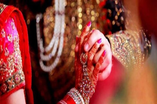 ১) তুমি আমাকে কেন ভালোবাসো? এই প্রশ্নটা সাধারণত কেউই করেন না। কিন্তু এটাই সবচাইতে জরুরি প্রশ্ন। কেন ভালোবাসেন তিনি আপনাকে? প্রথম জবাব যদি হয়- ‘তুমি অনেক সুন্দর’… তাহলে দ্বিতীয়বার ভাবুন। একজন মানুষ অনেক সুন্দর বলে তাকে ভালোবাসা আর যাই হোক সততার পর্যায়ে পড়ে না। তাহলে সময়ের সঙ্গে সৌন্দর্য চলে গেলে ভালোবাসাও ফুরিয়ে যাবে।