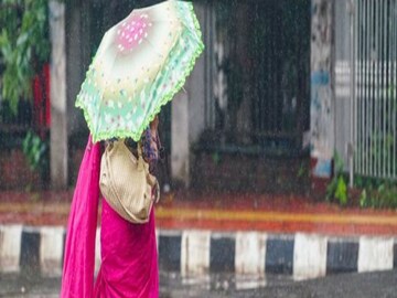 যার জেরেই বৃষ্টির সম্ভাবনা তৈরি হয়েছে। যদিও বাতাসে বিপুল পরিমাণ জলীয় বাষ্পের জন্য বাড়তে পারে আর্দ্রতা জনিত অস্বস্তি বাড়বে গরমও।