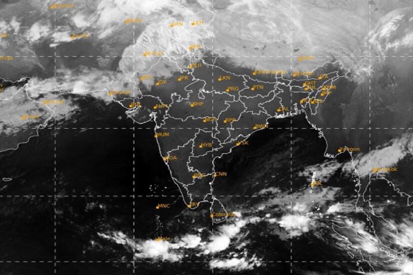 নতুন বছরের ওয়েদার আপডেট  (Weather Update)  অনুযায়ি শুরু থেকেই হুড়মুড়িয়ে নামছে তাপমাত্রার পারদ৷ কলকাতা (Kolkata Weather) সহ দক্ষিণবঙ্গে রোজই তাপমাত্রা নিম্নমুখী৷ করোনার তৃতীয় ঢেউয়ের চোখ রাঙানির মধ্যে বেশ কয়েকদিন ধরে পশ্চিমবঙ্গের (West Bengal Weather Update) সব জেলাতেই হু হু করে শীত (Cold)৷ দাপট দেখাতে শুরু করেছে শীতকাল (winter)৷