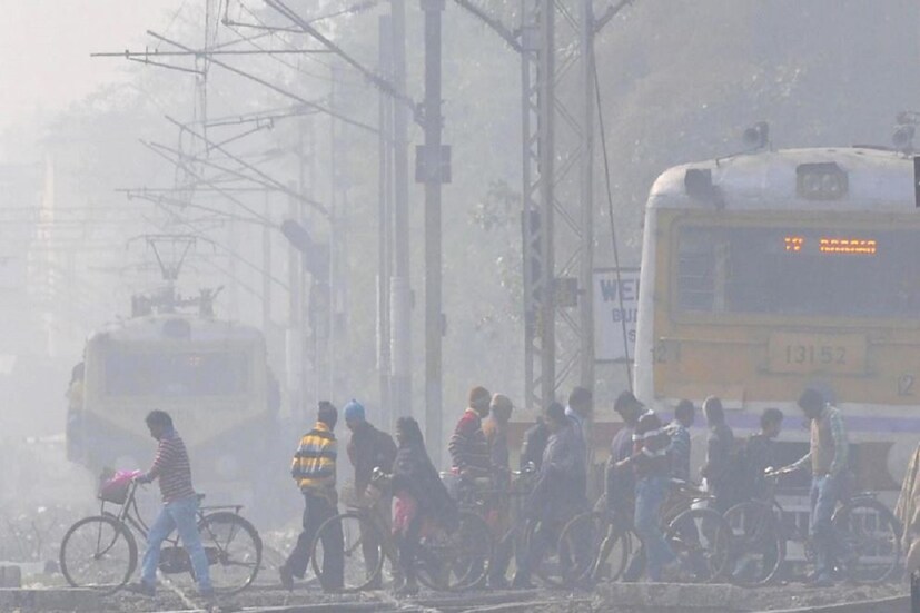 কলকাতায় (Kolkata Weather Update) আজ সকালে কুয়াশার জেরে আংশিক মেঘলা আকাশ। আজ সকালে সর্বনিম্ন তাপমাত্রা ১৫.৬ ডিগ্রি সেলসিয়াস যাক স্বাভাবিকের থেকে এক ডিগ্রি বেশি৷ পশ্চিমবঙ্গের ওয়েদার আপডেট অনুযায়ি আগামী কয়েকদিনও শীতের (Cold) ইনিংস জারি থাকবে বঙ্গে৷ Photo- File 