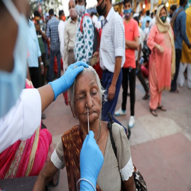 গত ২৪ ঘণ্টায় দেশে করোনা আক্রান্ত হয়ে মৃত্যু হয়েছে ৪৩৯ জনের। গতকালের তুলনায় মৃতের সংখ্যাও বেশ খানিকটা কমেছে। গতকাল ছিল ৫২৫ জন। শনিবার তা ছিল ৪৮৮ জন।