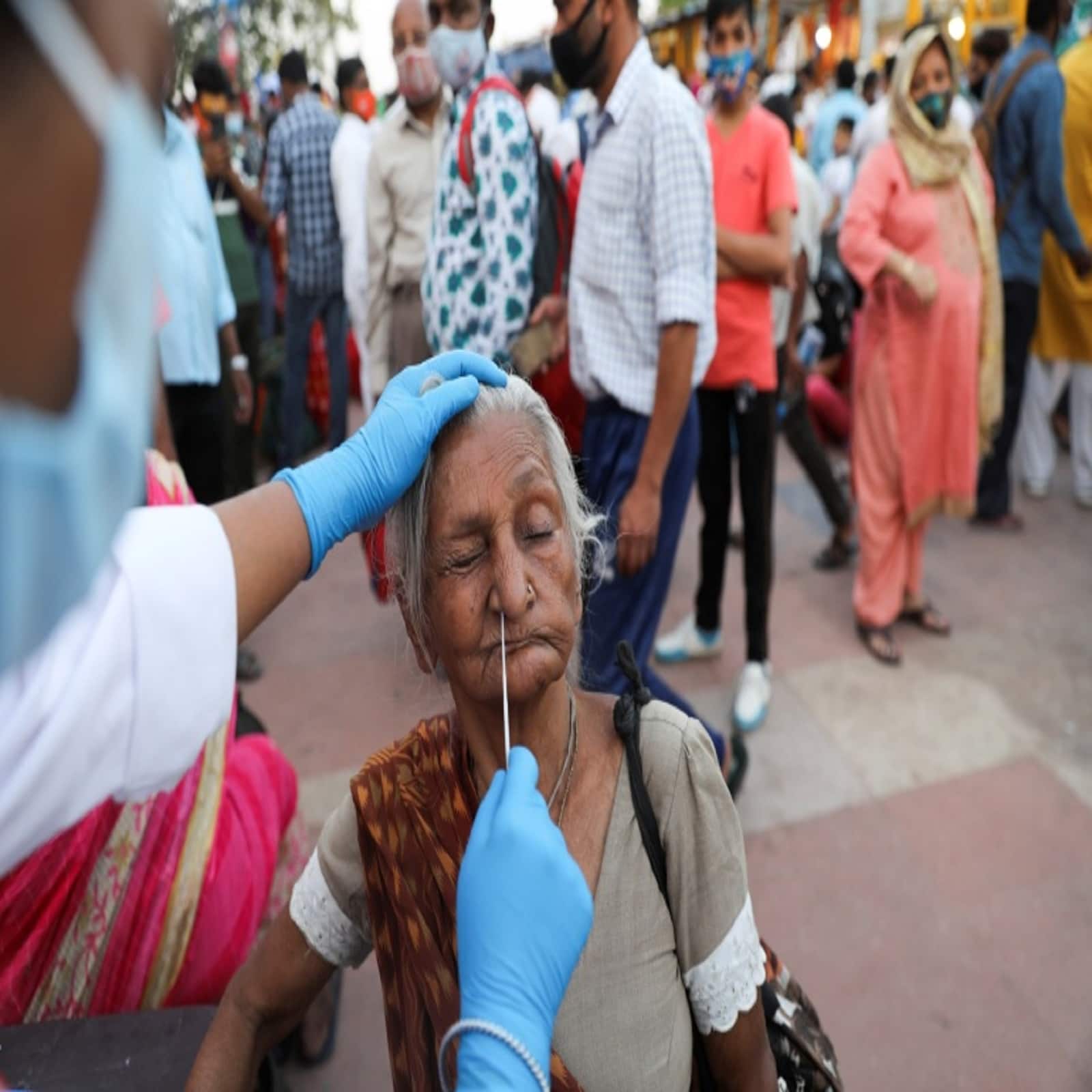 উল্লেখযোগ্য ভাবে মহারাষ্ট্রে কোভিড সংক্রমণ ক্রমশ কমছে। করোনার তৃতীয় ঢেউয়ে এই রাজ্যেই সবচেয়ে বেশি সংক্রমণ হয়েছিল। শনিবার পর্যন্ত পাওয়া তথ্য অনুযায়ী সে রাজ্যে মোট সংক্রমণ ২৭ হাজার ৯৭১। এর মধ্যে ওমিক্রন আক্রান্তর সংখ্যা ৮৫।