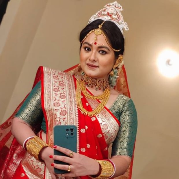 সুবর্ণলতা (Subarnalata), কেয়া পাতার নৌকা (Keya Patar Nouka), চোখের তারা তুই-সহ (Chokher Tara Tui) একাধিক ধারাবাহিকে দর্শকদের মন জয় করেছেন ইপ্সিতা ৷ তাই সেই ছোট্ট সুবর্ণলতা আজকের পরিণত ইপ্সিতা মুখোপাধ্যায় (Ipsita Mukherjee got married) ৷ বাংলা টেলিভিশনের অন্যতম জনপ্রিয় মুখ ৷ ছবি সৌজন্যে ইনস্টাগ্রাম ৷