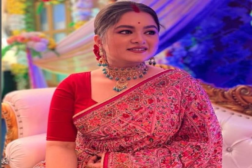 বর্তমানে ধুলোকণা ধারাবাহিকে টিভির পর্দায় দেখতে পাওয়া যায় ইপ্সিতাকে ৷ এই ধারাবাহিকের প্রধান চরিত্রে অভিনয় করছেন মানালি দে ৷ ছবি সৌজন্যে ইনস্টাগ্রাম ৷