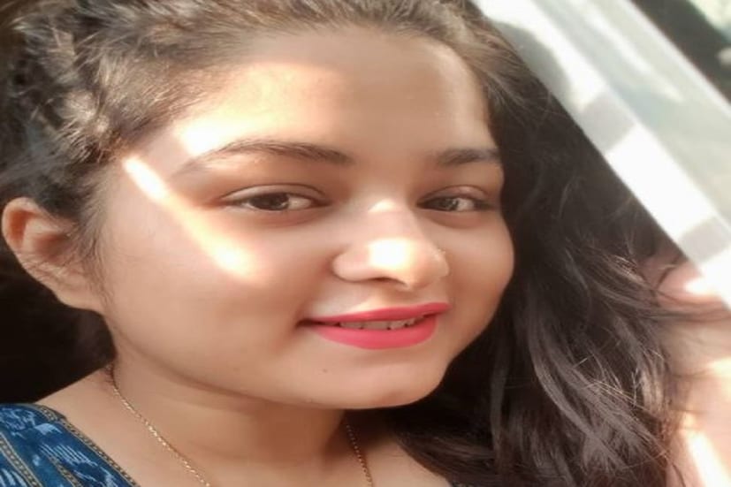 গতকাল অর্থাৎ ২২ জানুয়ারি ২০২২-এ আইনি মত তাঁদের বিয়ে হয় ৷ অর্ণব ও ইপ্সিতার পরিবারের লোকজন ও ঘনিষ্ঠ মহলেই এই শুভ কাজটি সেরে ফেলেন ইপ্সিতা ও অর্ণব ৷ ছবি সৌজন্যে ইনস্টাগ্রাম ৷