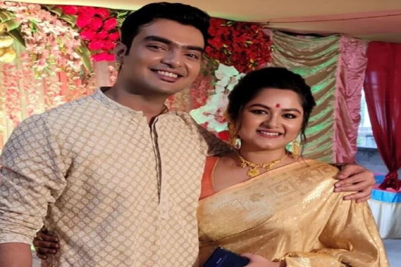 বাংলা টেলিভিশনের অত্যন্ত জনপ্রিয় মুখ ইপ্সিতা মুখোপাধ্যায় (Ipsita Mukherjee) ৷ তিনি গতকালই আইনি মতে বিয়ে সারলেন অর্ণব বন্দ্যোপাধ্যায়ের (Arnab Banerjee) সঙ্গে ৷ ছবি সৌজন্যে ইনস্টাগ্রাম ৷