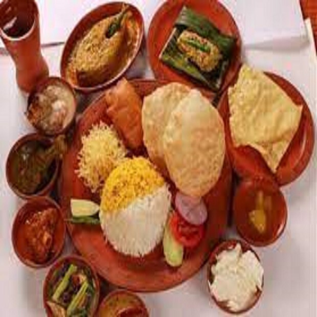 প্রোটিনের পরিমান বৃদ্ধি  ওজন কমানোর সময় শারীরিক শক্তি ধরে রাখতে এবং পেশি মজবুত করতে শরীরে সঠিক পরিমাণে প্রোটিনের উপস্থিতি থাকা খুবই জরুরি। এই কারণে ডায়েটে প্রোটিনযুক্ত খাবারে পরিমাণ বৃদ্ধি করতে হবে। যদি লক্ষ্য ছোট হয় তবেই বেশি বেশি প্রোটিনযুক্ত খাবার খাওয়ার পরামর্শ দেওয়া হয়। ‘ডায়েটারি রেফারেন্স ইনটেক (Dietary Reference Intake) রিপোর্ট অনুযায়ী, একজন প্রাপ্তবয়স্ক ব্যক্তির প্রতি কিলোগ্রাম শারীরিক ওজনের জন্য ০.৮ গ্রাম প্রোটিন গ্রহণ করা উচিত। অর্থাৎ, দৈনিক প্রায় ৪৬ - ৫৬ গ্রাম প্রোটিন খাওয়া দরকার। প্রতীকী ছবি ৷
