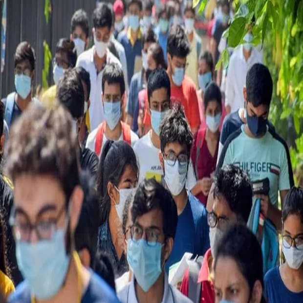 *দেশের সব রাজ্য মিলিয়ে জানুয়ারির শেষে সংক্রামিতের সংখ্যা পৌঁছে যাবে দৈনিক ৪ লক্ষ থেকে ৮ লক্ষে। যা শুনের ঘুম উড়েছে চিকিৎসকমহলের। অধ্যাপকের দাবি, এই সংক্রমণের হার শুধুমাত্র কঠোর লকডাউনের মাধ্যমেই রোধ করা সম্ভব। লকডাউনে সংক্রামিতের সংখ্যা কমবে। ফাইল ছবি। 