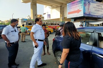 কলকাতা ট্রাফিক পুলিশের ন্যূনতম জরিমানা বাড়ল ৫ গুণ, কী প্রতিক্রিয়া বিভিন্ন মহলে? কলকাতা ট্রাফিক পুলিশের ন্যূনতম জরিমানা বাড়ল ৫ গুণ, কী প্রতিক্রিয়া বিভিন্ন মহলে?