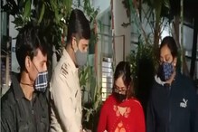 দমদম পোস্ট অফিসের সামনে কী এটা! হাতে তুলে যা করলেন সেলসম্যান যুবক... দমদম পোস্ট অফিসের সামনে কী এটা! হাতে তুলে যা করলেন সেলসম্যান যুবক...