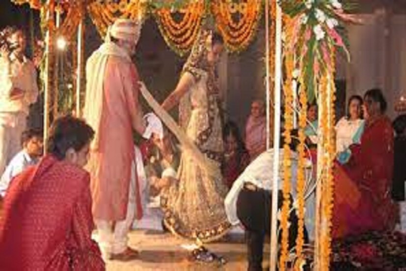 একই সঙ্গে যাত্রার সময়ে কোনও প্রকারের কষ্টও হয়না ৷ এই কারণেই মেনে চলতে হয় কিছু টোটকা ৷ প্রতীকী ছবি ৷