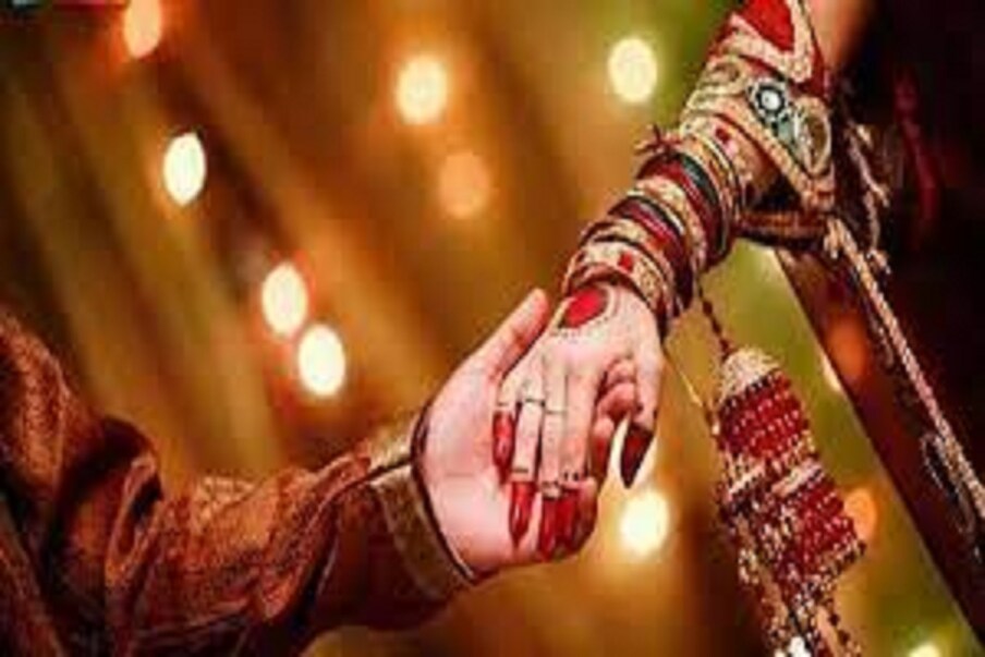  #নয়াদিল্লি: সম্প্রতি উত্তর প্রদেশের আউরাইয়া জেলার এক চাঞ্চল্যকর ঘটনা সামনে এসেছে। বিয়েতে জয়মালা অনুষ্ঠানের সময়ে বা মালাবদলের সময়ে এমন কিছু ঘটনা ঘটে যে সেই মুহূর্তেই বিয়ে করতে অস্বীকার করেন কনে। কনের এরূপ মনোভাবের কারণে বরের পাশাপাশি কনের পক্ষও হতবাক হয়ে যায়। প্রতীকী ছবি ৷