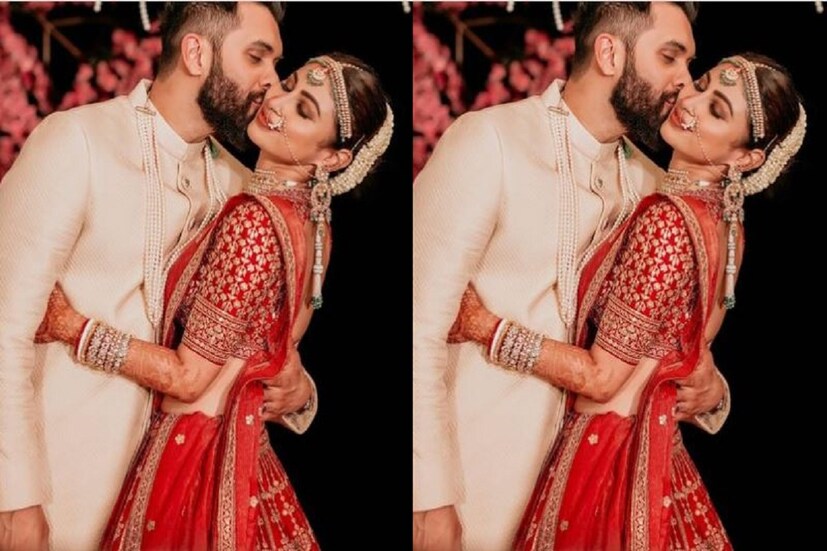 তৃতীয় ছবিতে সমস্ত অপেক্ষার বাঁধ ভেঙেছে বিয়ের মণ্ডপেই মৌনি রায়কে চুমু খেয়েছেন তাঁর স্বামী সূরজ নাম্বিয়ার ৷ ছবি সৌজন্যে ইনস্টাগ্রাম ৷ 