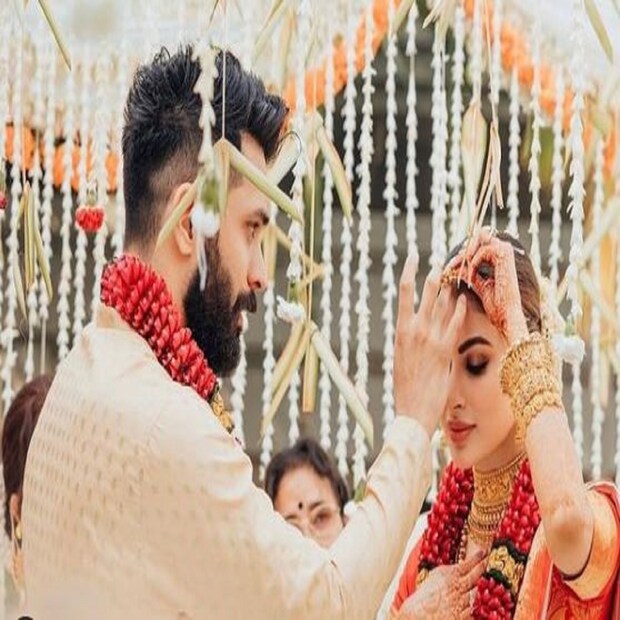 একটি ছবিতে দেখতে পাওয়া গিয়েছে বিয়ের নানান রীতিনীতি পালন করছেন অন্য ছবিতে দেখতে পায়া গিয়েছে ৷ যা নিয়ে রীতিমত ঘরে বাইরে জোর চর্চা হয়েছে ৷ ছবি সৌজন্যে ইনস্টাগ্রাম ৷