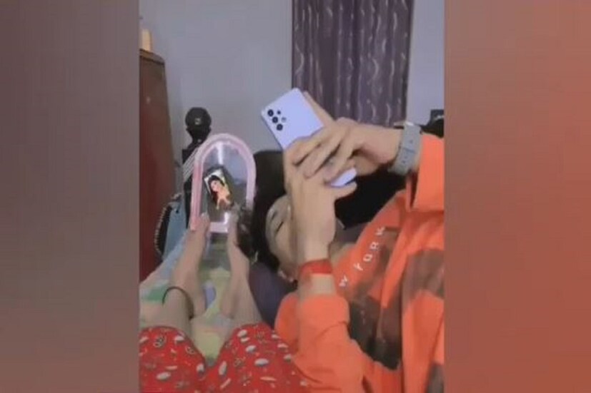 স্ত্রীকে লুকিয়ে স্বামী অন্য মেয়ের ছবি ফোনে দেখছিলেন স্বামীর এই স্বভাব দেখেই স্ত্রী অতিরিক্ত চালাকি করেই স্বামীর কীর্তি ধরে ফেলেছেন ৷ ছবি সৌজন্যে ইনস্টাগ্রাম ৷