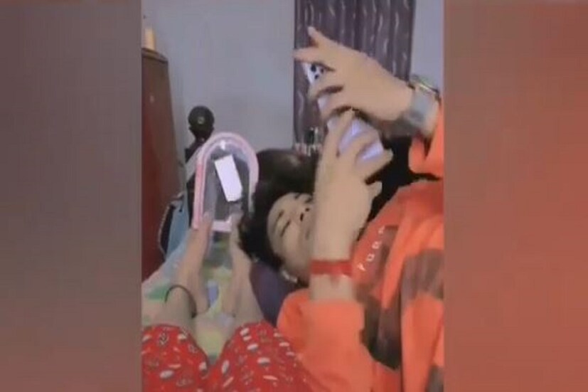 মন দিয়ে স্বামী মোবাইলে কী দেখছেন সন্দেহ হয় স্ত্রীর ৷ স্বামীকে ধরার জন্য পায়ে আয়না নিয়ে দেখেন স্বামীর এই কাণ্ড ৷ ছবি সৌজন্যে ইনস্টাগ্রাম ৷