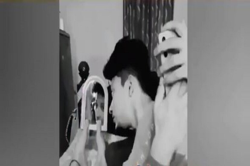 কিছুক্ষণ দেখতে থাকেন স্বামীকে জিজ্ঞাসা করলে স্বামী তখনই অন্য কিছু পেজ খুলে স্ত্রীকে দেখান যে তিনি তেমন কিছুই করছেন না ৷ ছবি সৌজন্যে ইনস্টাগ্রাম ৷