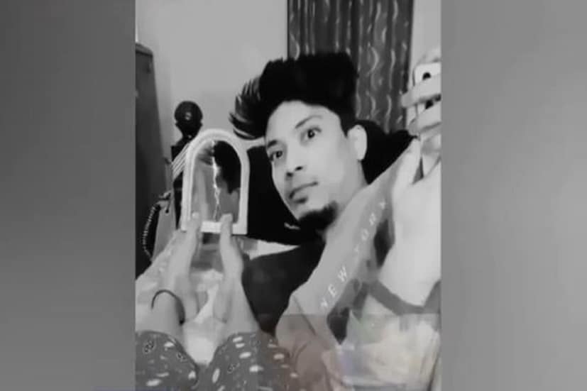 তারপরে ফের আবার মেয়েদের ছবি দেখতে থাকেন তখই স্ত্রী তাঁর পায়ে রাখা আয়নার দিকে তাকাতে বলেন সেখানেই ধরা পরে পতিদেবের এই কাজটি (Wife Husband Funny Video) ৷ ছবি সৌজন্যে ইনস্টাগ্রাম ৷