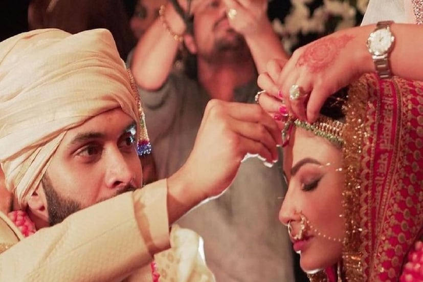 সাতপাকে বাঁধা পড়লেন মৌনী রায় ও সূরজ নাম্বিয়ার! মালয়ালী ও বাঙালি... দুই রীতিতেই বিয়ে হল কপোত-কপোতির! মৌনীর সিঁথিতে সিঁদুর পরিয়ে দিলেন সূরজ