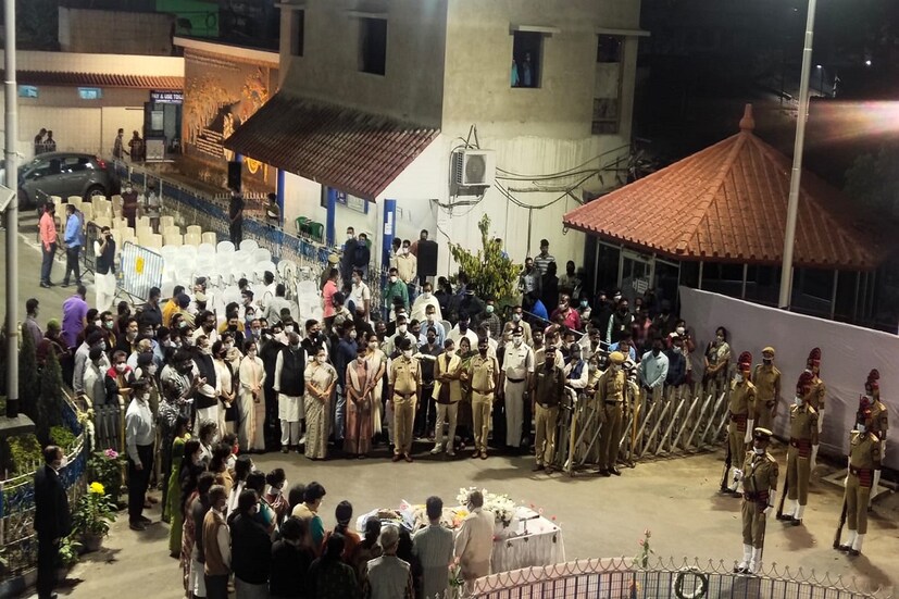 গতকাল প্রয়াত হয়েছেন গীতশ্রী সন্ধ্যা মুখোপাধ্যায় (Sandhya Mukherjee)। বাংলা সঙ্গীত জগতের নক্ষত্র পতন! গানের জগত থমকে গেল। একটা ইতিহাসের শেষ অ্যাপেলো হাসপাতালে। আজ তাঁর শেষ কৃত্যে হাজারো মানুষের ভিড়। 