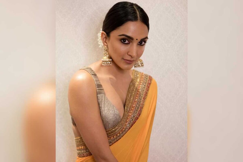 বলিউডে এই প্রজন্মের অভিনেত্রীদের মধ্যে অন্যতম সুন্দরী কিয়ারা আডবানি। সম্প্রতি তরুণ তাহিলানির ডিজাইন করা একটি হলুদ শাড়িতে ধরা দিলেন কিয়ারা। তাঁর দিক থেকে চোখ ফেরায় এমন কার সাধ্যি। 
