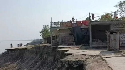 গঙ্গা ভাঙনের জেরে ভোগান্তি মানুষের! আতঙ্কে দিন কাটাচ্ছেন বাসিন্দারা গঙ্গা ভাঙনের জেরে ভোগান্তি মানুষের! আতঙ্কে দিন কাটাচ্ছেন বাসিন্দারা