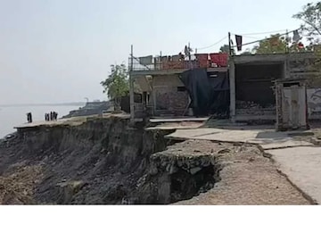 গঙ্গা ভাঙনের জেরে ভোগান্তি মানুষের! আতঙ্কে দিন কাটাচ্ছেন বাসিন্দারা 