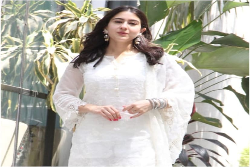 অভিনয়গুণে দর্শকের মনে জায়গা করে নিয়েছেন সারা আলি খান (Sara Ali Khan)। তাঁর ফ্যাশন ও ফিগারও নজরকাড়া। সোশ্যাল মিডিয়ায় নতুন করে ভাইরাল হয়েছে সারার এই সাদা পোশাকের নানা ছবি (Sara Ali Khan)। 