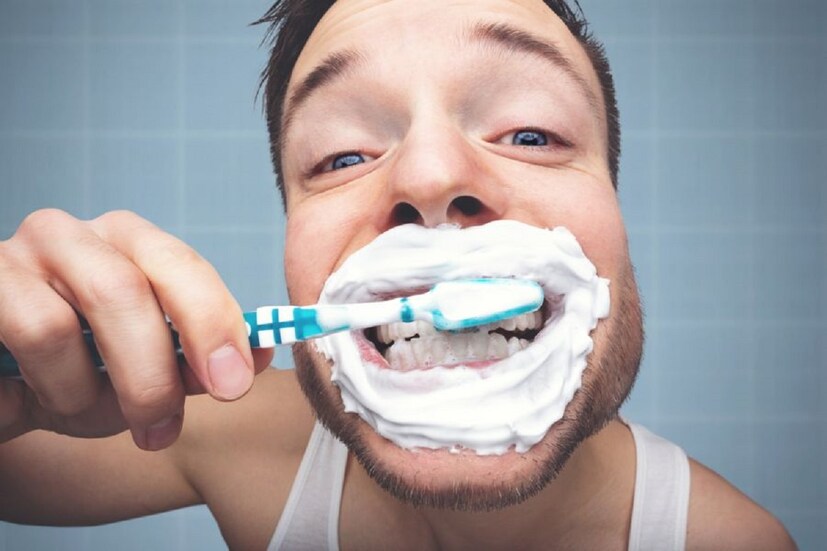 প্রতিদিন কতবার দাঁত মাজেন (Dental Health)? দাঁতের স্বাস্থ্যের জন্য কত সময় ধরে দাঁত মাজা উচিত? আর কিছু কি করা ভালো নিয়মিত ভাবে (Dental Health)? দাঁতের স্বাস্থ্য নিয়ে আমরা খুব একটা গুরুত্ব দিই না কখনওই। তবে দাঁতে ব্যথা হলে কিন্তু সব ব্যথা ভুলিয়ে দেয়। ফলে দাঁতের যত্ন নিন (Dental Health)।