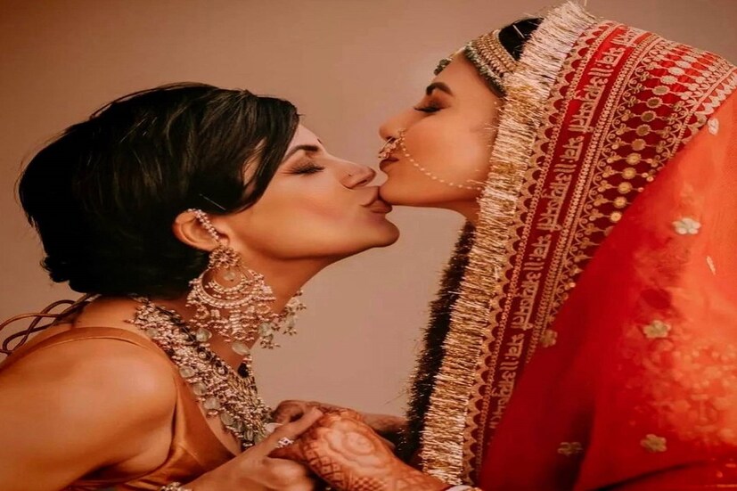 সম্প্রতি বিয়ে করেছেন বাঙালি অভিনেত্রী মৌনি রায় (Mandira Bedi Mouni Roy)। তাঁর বিয়েরই বেশ কিছু অদেখা ছবি এবার সামনে এনেছেন মৌনির প্রিয় বান্ধবী মন্দিরা বেদি। ছবিতে দেখা গিয়েছে, বিয়ের সাজে মৌনিকে চুমুতে ভরিয়ে দিয়েছেন মন্দিরা (Mandira Bedi Mouni Roy)।