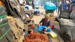 স্বাস্থ্যের পক্ষে উপকারী খেজুর! বাজারে এর পরিচর্যা দেখলে আপনি আর খাবেন তো?