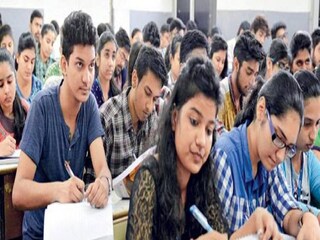 বিধিনিষেধে বলা হয়েছে, করোনা সংক্রমণ রুখতে কোনও পরীক্ষার্থী পরীক্ষাকেন্দ্রে অন্য কারোর জিনিস বিশেষ করে পেন, পেন্সিল ইরেজার, স্কেল এই সমস্ত ব্যবহার করতে পারবে না বলে স্পষ্ট জানিয়ে দিল মধ্যশিক্ষা পর্ষদ। অর্থাৎ পরীক্ষার্থীদের প্রত্যেকেই নিজের নিজের জিনিস ব্যবহার করতে হবে।