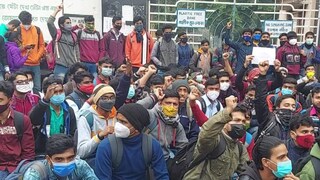 অফলাইনে নয়, পরীক্ষা হোক অনলাইনেই! এই দাবিতে আন্দোলন পড়ুয়াদের অফলাইনে নয়, পরীক্ষা হোক অনলাইনেই! এই দাবিতে আন্দোলন পড়ুয়াদের