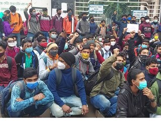 অফলাইনে নয়, পরীক্ষা হোক অনলাইনেই! এই দাবিতে আন্দোলন পড়ুয়াদের 