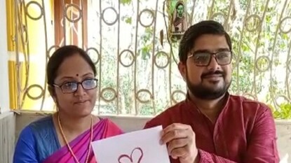 চাঁদে জমি কিনে স্ত্রী সায়ন্তিকাকে উপহার দিলেন পাঁশকুড়ার শান্তনু চক্রবর্তী চাঁদে জমি কিনে স্ত্রী সায়ন্তিকাকে উপহার দিলেন পাঁশকুড়ার শান্তনু চক্রবর্তী