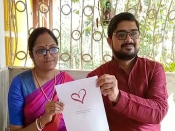 চাঁদে জমি কিনে স্ত্রী সায়ন্তিকাকে উপহার দিলেন পাঁশকুড়ার শান্তনু চক্রবর্তী