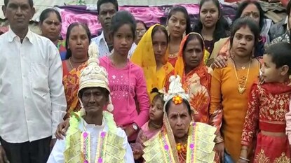 ঘোড়ায় চড়ে এলেন ৯০ এর পাত্র! পাত্রী ৮৫ ঘোড়ায় চড়ে এলেন ৯০ এর পাত্র! পাত্রী ৮৫