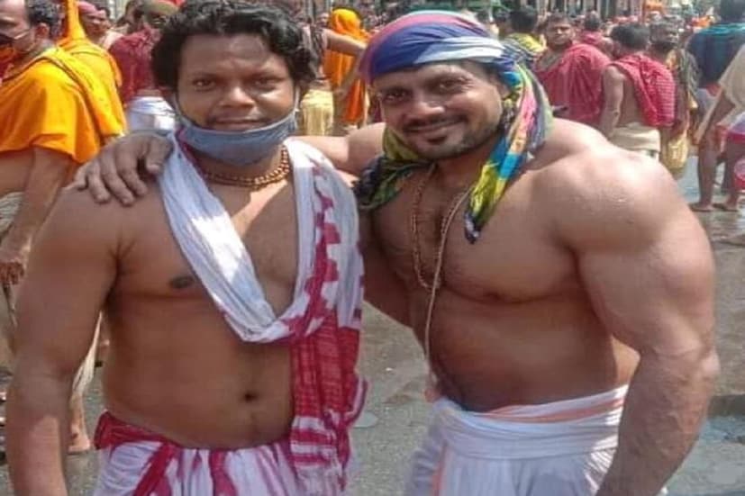 করোনার তীব্র সংক্রমণের মাঝেই এমন ভক্তদের ও সেবায়েতদের সংখ্যা অনেক কমানো হয়েছিল ৷ মাত্র কয়েকশো জন ভক্ত ও সেবায়েত নিয়েই জগন্নাথদেবের রথের রশিতে টান পড়েছিল ৷ সংগৃহীত ছবি ৷