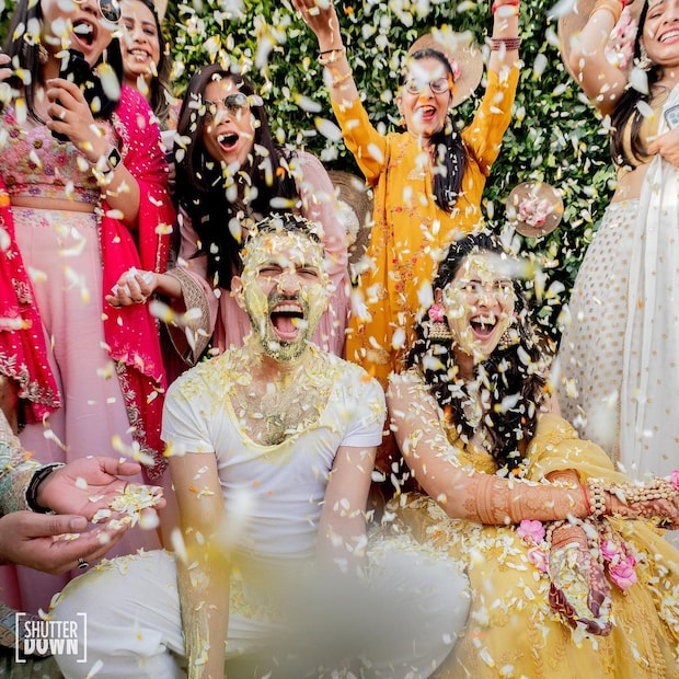 হলদি অনুষ্ঠানে প্রাণোচ্ছল বিক্রান্ত ও শীতল। বহুদিনের ভালোবাসার মানুষের সঙ্গে বিয়ে করলে এমন অভিব্যক্তিই আসে। 