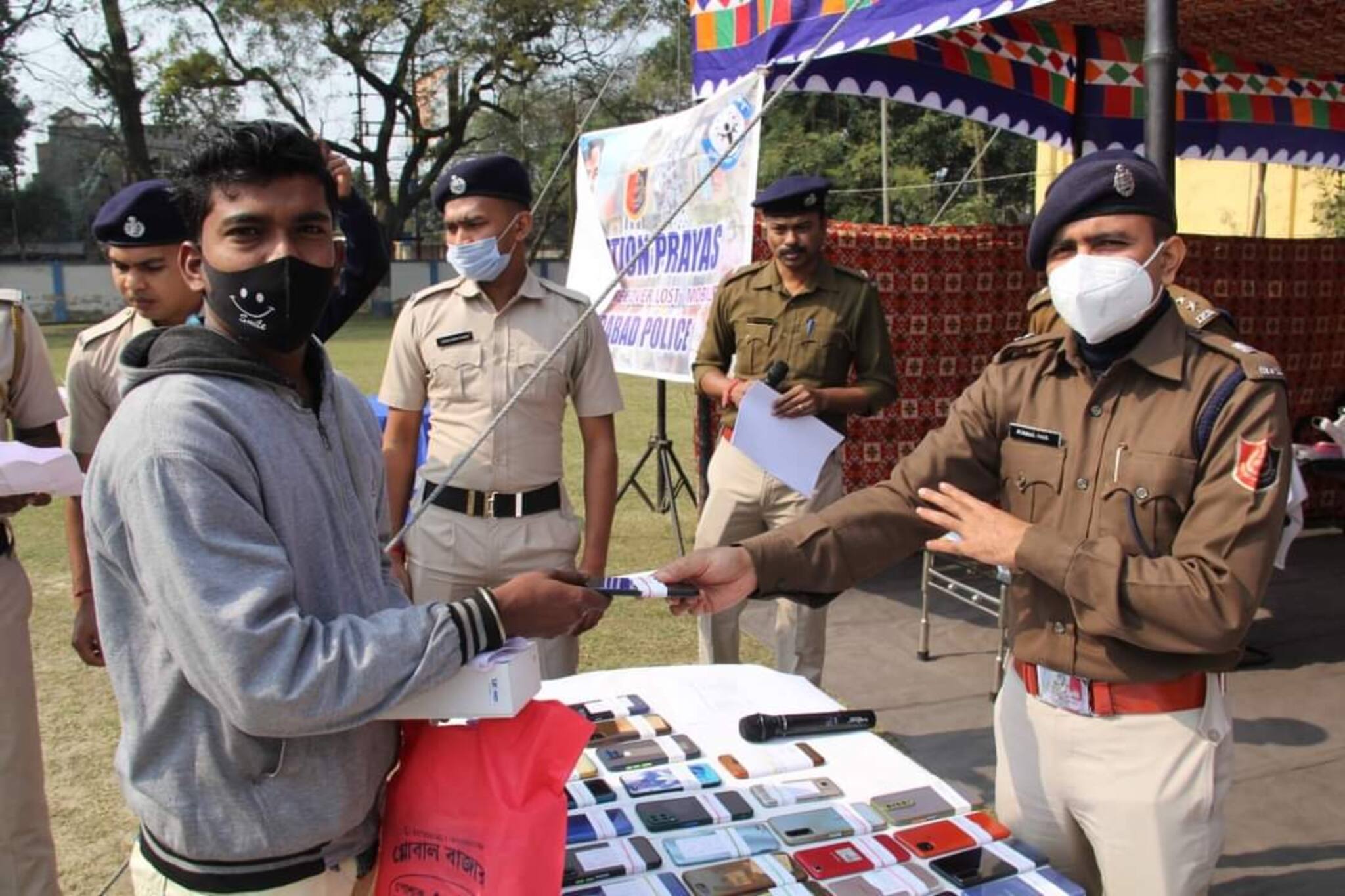 হারিয়ে যাওয়া মোবাইল তুলে দেওয়া হলো মালিকের হাতে
