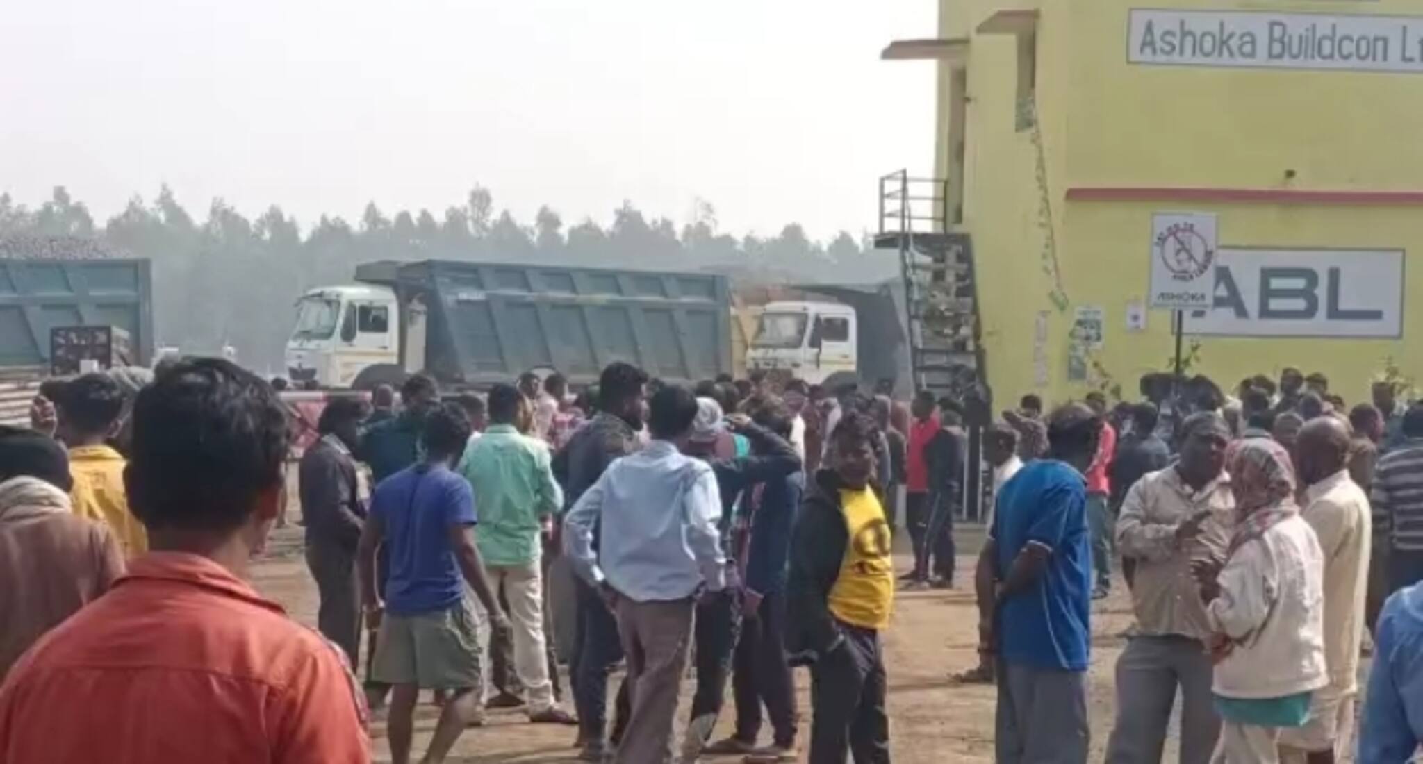 West Bardhaman News- বহিরাগতরা এসে কাজ করছেন, অথচ সুযোগ পাচ্ছেন না স্থানীয় বেকাররা। তাই কাজের দাবিতে ডেপুটেশন