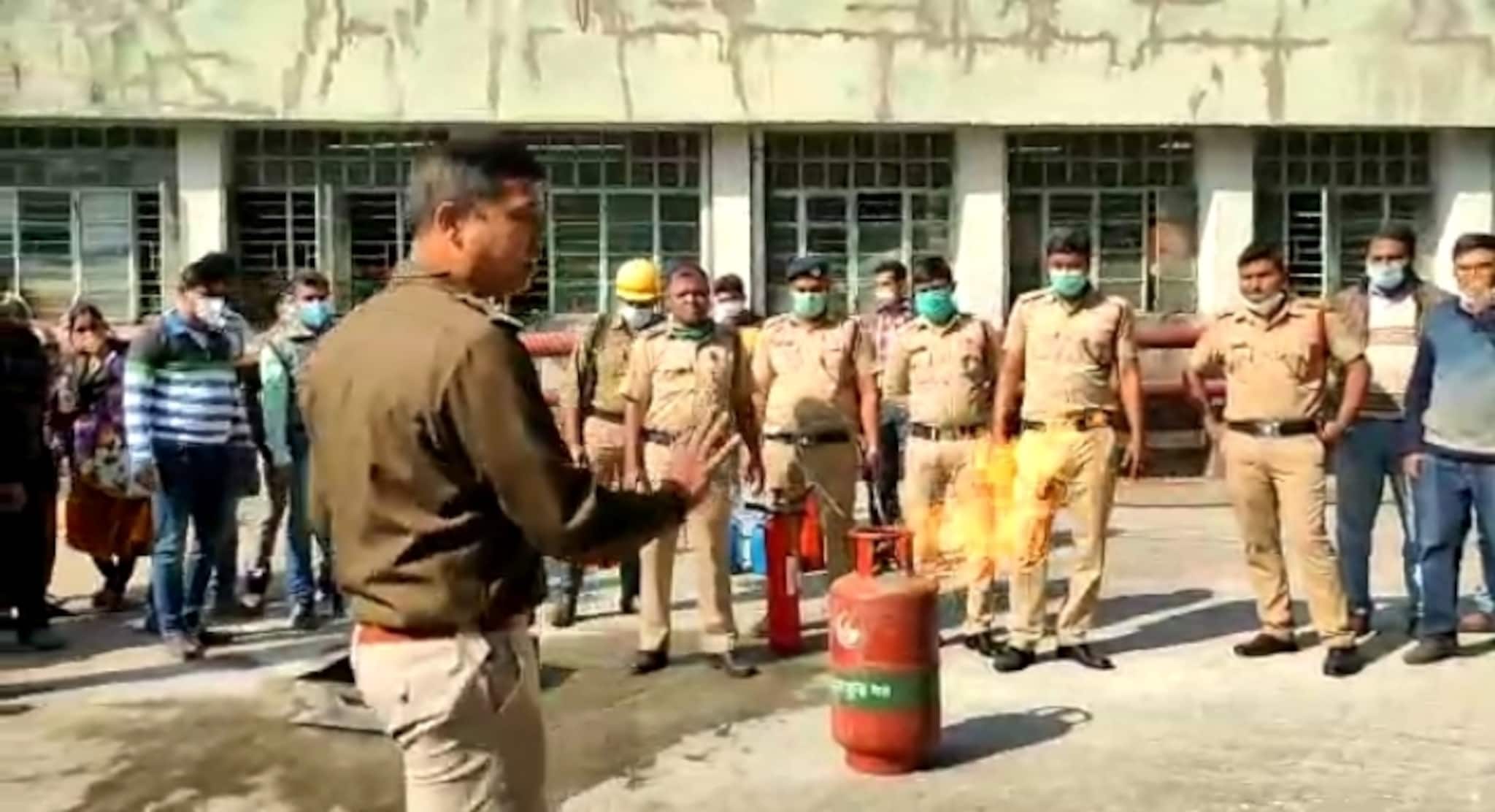 West Bardhaman News- হঠাৎ আগুন লাগলে কি করবেন? হাসপাতালের কর্মীদের শিক্ষা দিলেন ফায়ার ব্রিগেডের কর্মীরা