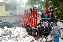 চলন্ত তুলো বোঝাই ট্রাকে আগুন চলন্ত তুলো বোঝাই ট্রাকে আগুন