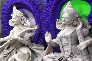 সরস্বতী ঠাকুরের মূর্তি তৈরিতে ব্যস্ত মৃৎশিল্পীরা