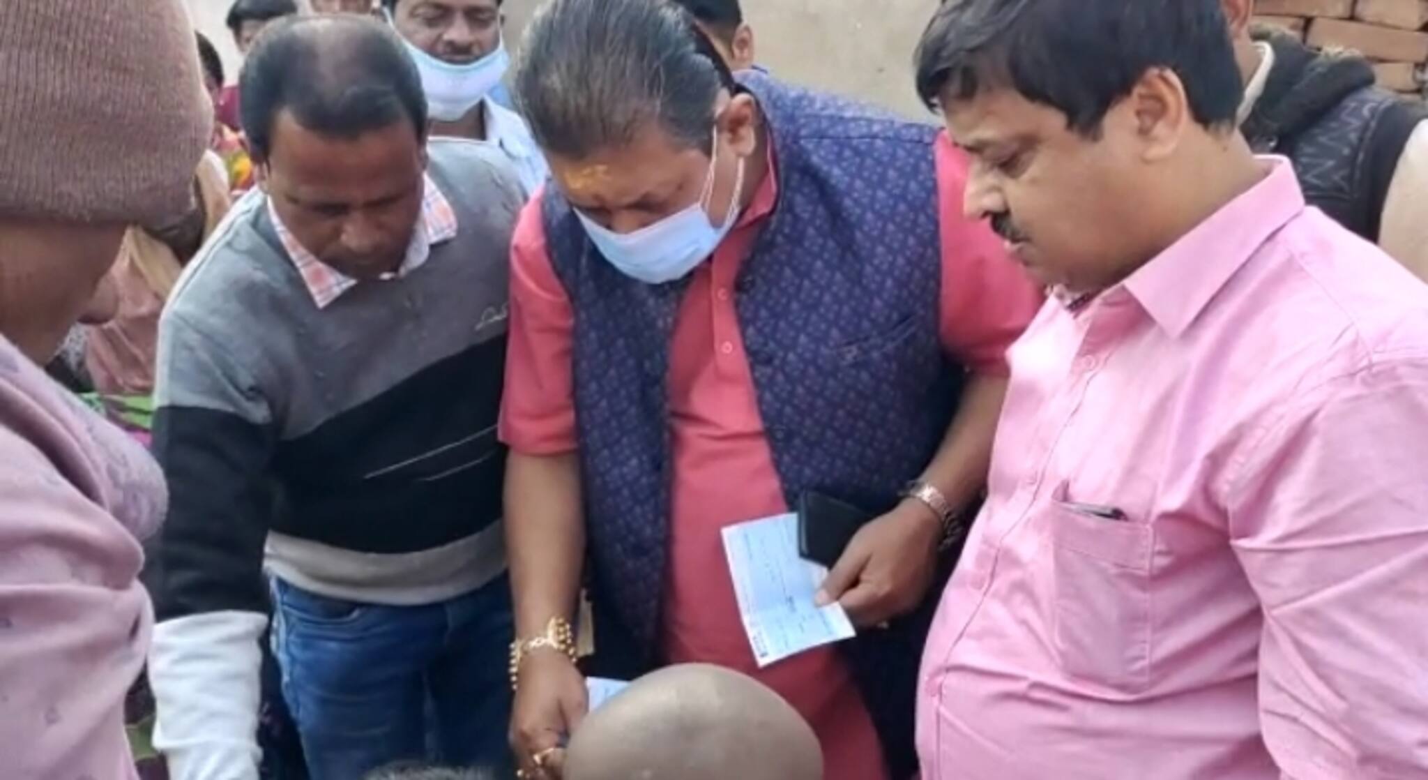 West Bardhaman News- দিয়েছিলেন পাশে থাকার প্রতিশ্রুতি। আর্থিক সাহায্য আর নিয়োগপত্র তুলে দিয়ে প্রতিশ্রুতি পূরণ