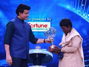সৌরভের সামনে ‘দাদাগিরি’ কাঁচা বাদাম বিক্রেতা ভুবন বাদ্যকারের ! ছবি ভাইরাল