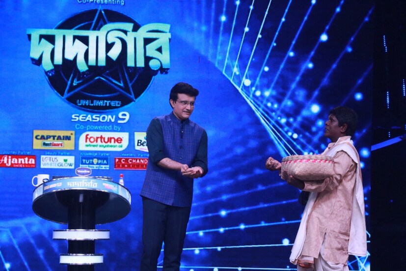 অনুষ্ঠানে সৌরভ গঙ্গোপাধ্যায়কে নাকি ভুবন কাঁচা বাদাম খাইয়েছেন। বাদামের ঝুড়ি হাতে ভুবনবাবুকে দেখা গিয়েছে অনুষ্ঠান মঞ্চে। ভুবন বাদ্যকারের সরলতায় মুগ্ধ হয়েছেন সৌরভও। মোট ৩৯ পয়েন্ট পেয়ে চ্যাম্পিয়ন হন ভুবন।
