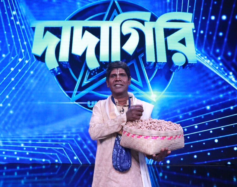  &quot;বাদাম বাদাম দাদা কাঁচা বাদাম, আমার কাছে নেই কো বুবু ভাজা বাদাম, আমার কাছে পাবে শুধু কাঁচা বাদাম&quot;। এই গান বেঁধে বীরভূমের দুবরাজপুরে বাদাম বিক্রি করতেন ভুবন বাবু। তাঁর সেই গান রেকর্ড করে সোশ্যাল মিডিয়ায় পোস্ট করেন কয়েকজন। তারপর রাতারাতি ভুবন বাদ্যকারের কাঁচা বাদাম গান জনপ্রিয় হয়ে ওঠে। শুধু গানই নয়, জনপ্রিয় হয়ে ওঠেন ভুবন বাদ্যকরও। 